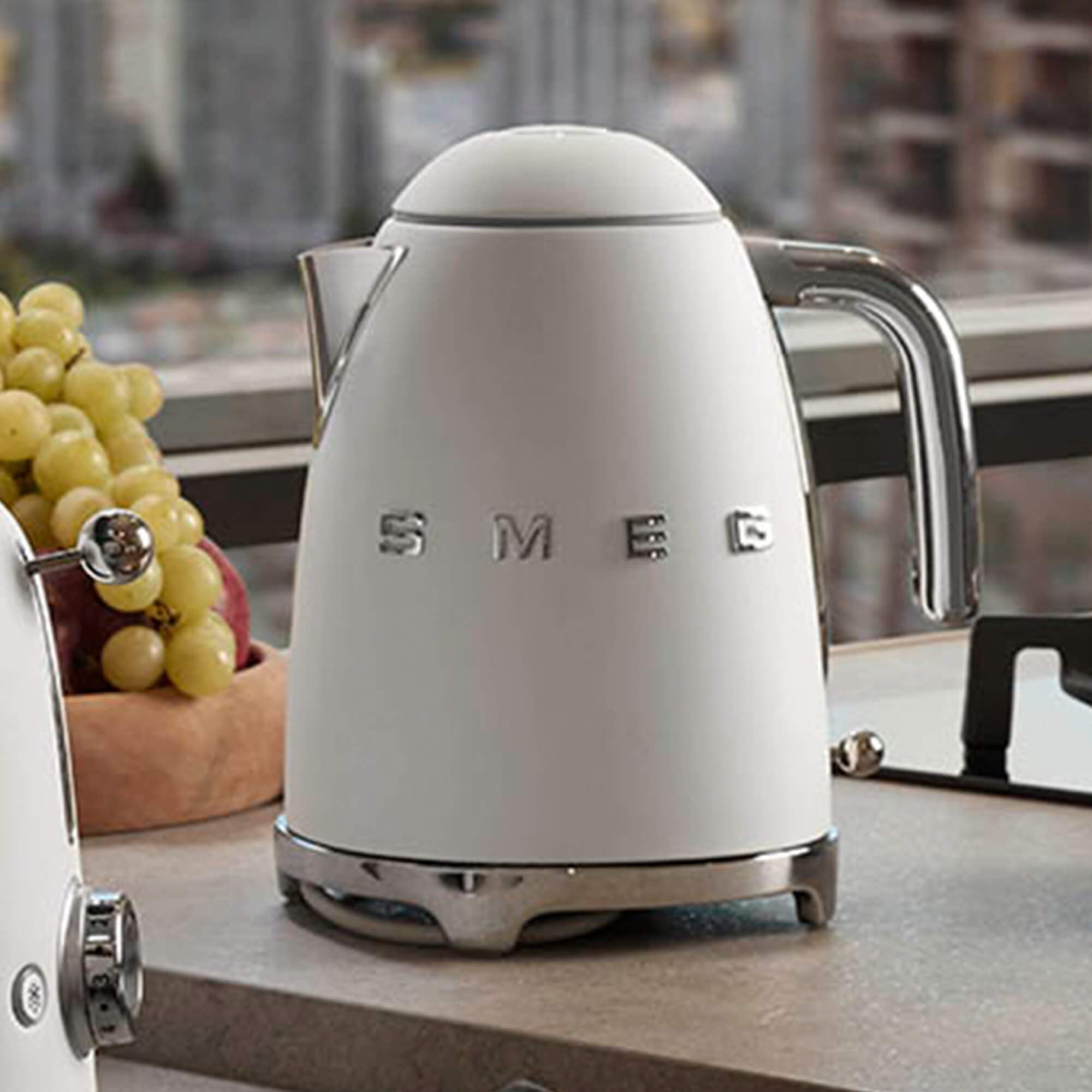 SMEG 50's Style Electric Kettle 1.7 Litre Matte white